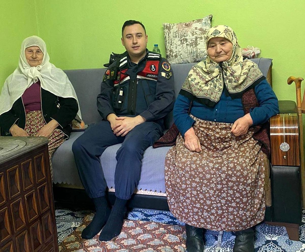 Aydın İl Jandarma Komutanlığı 80 yaş üstü vatandaşları ziyaret ediyor