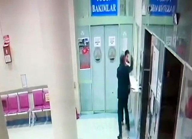 Annesinin ölüm haberini veren kadın doktora saldırdı Annesinin ölüm haberini veren kadın doktora saldırdı