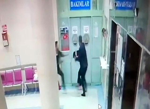 Doktora saldırı anı güvenlik kamerasına yansıdı Doktora saldırı anı güvenlik kamerasına yansıdı