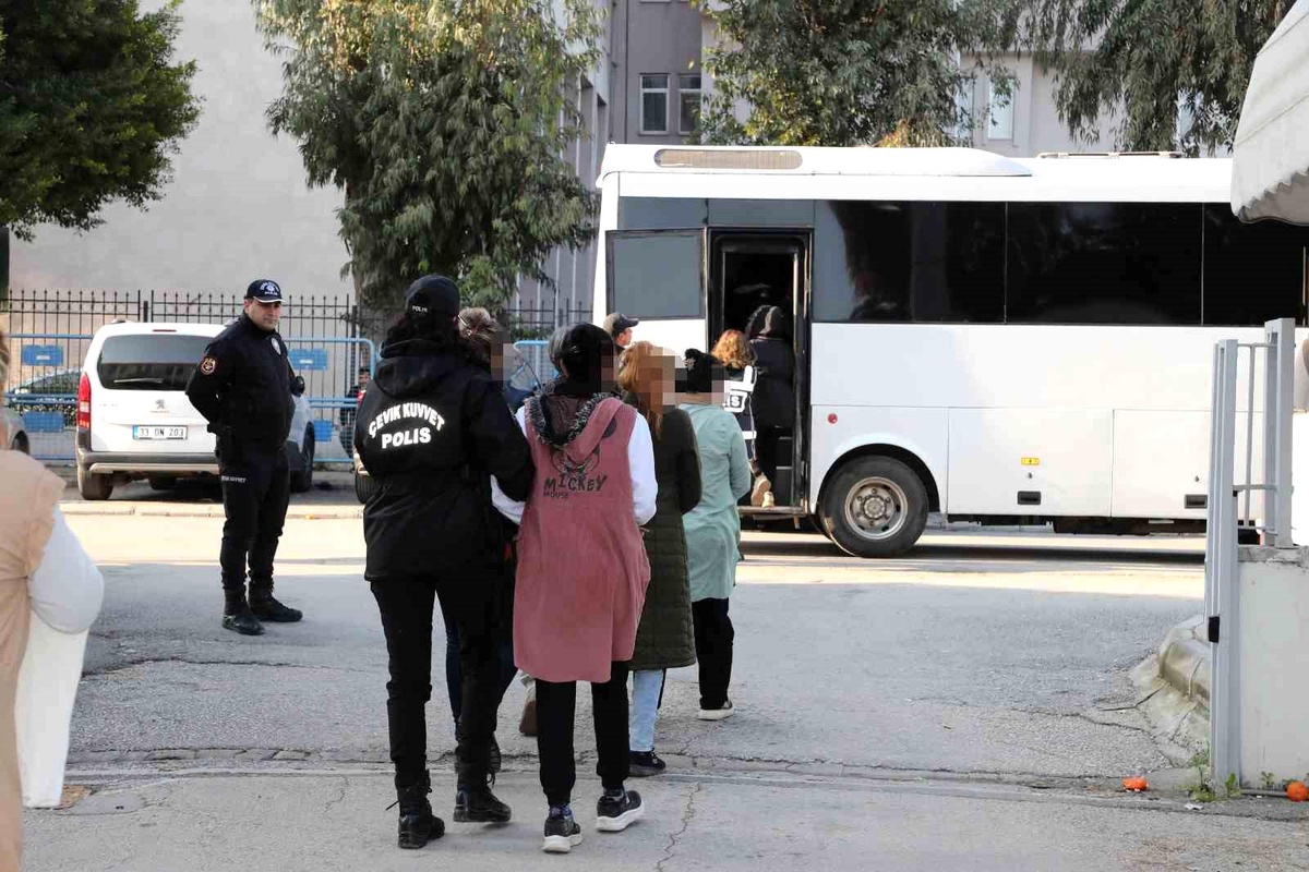 Mersin\'de Kadın Hırsızlık Çetesi Operasyonu: 10\'u Kadın 12 Şüpheli Gözaltına Alındı