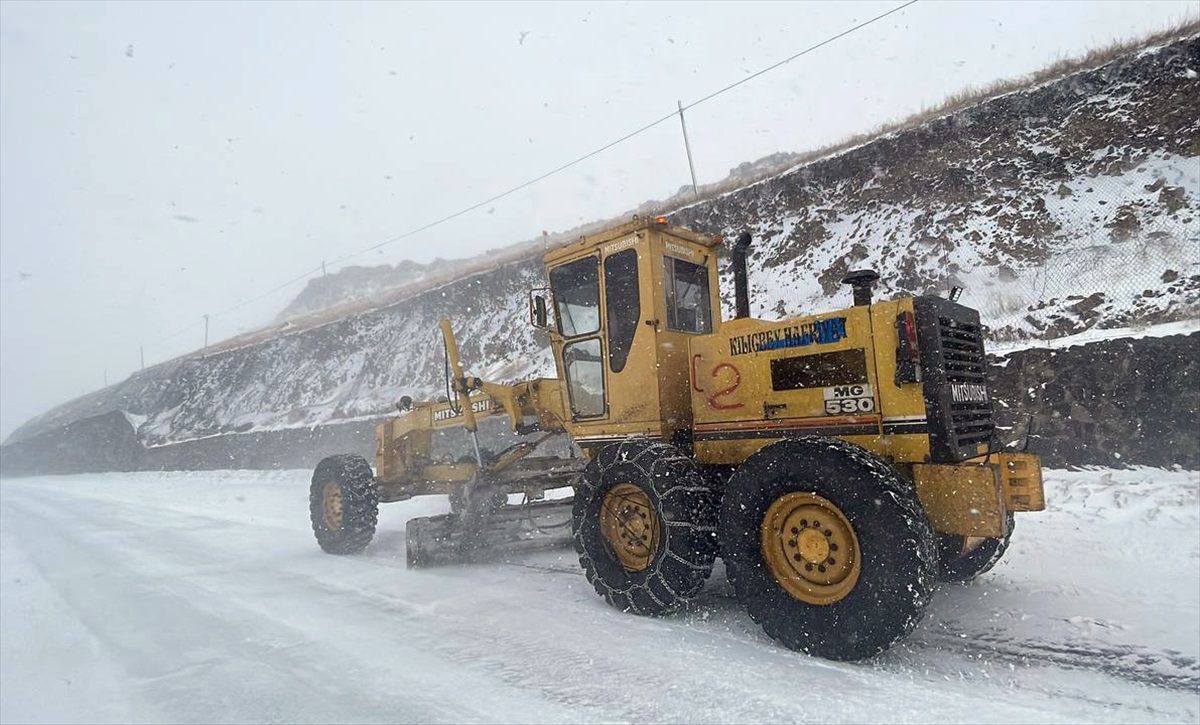 Kar ve tipi nedeniyle kapatılan Kars-Ardahan kara yolu açıldı