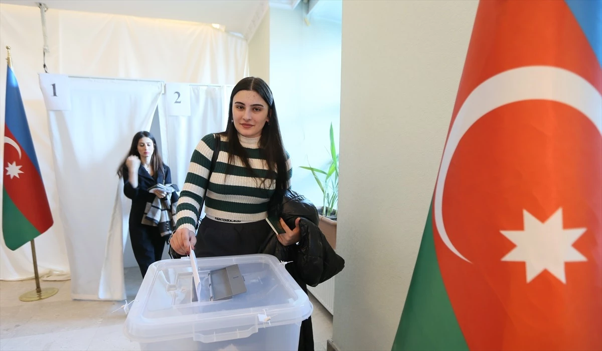 Kars\'ta Azerbaycan Cumhuriyeti vatandaşları erken cumhurbaşkanı seçimi için oy kullanıyor