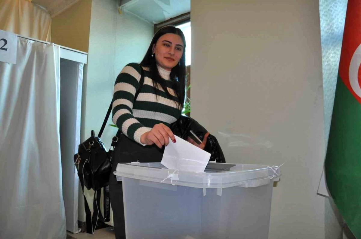 Kars\'ta Azerbaycanlılar Cumhurbaşkanı Seçimi İçin Oy Kullanmaya Başladı