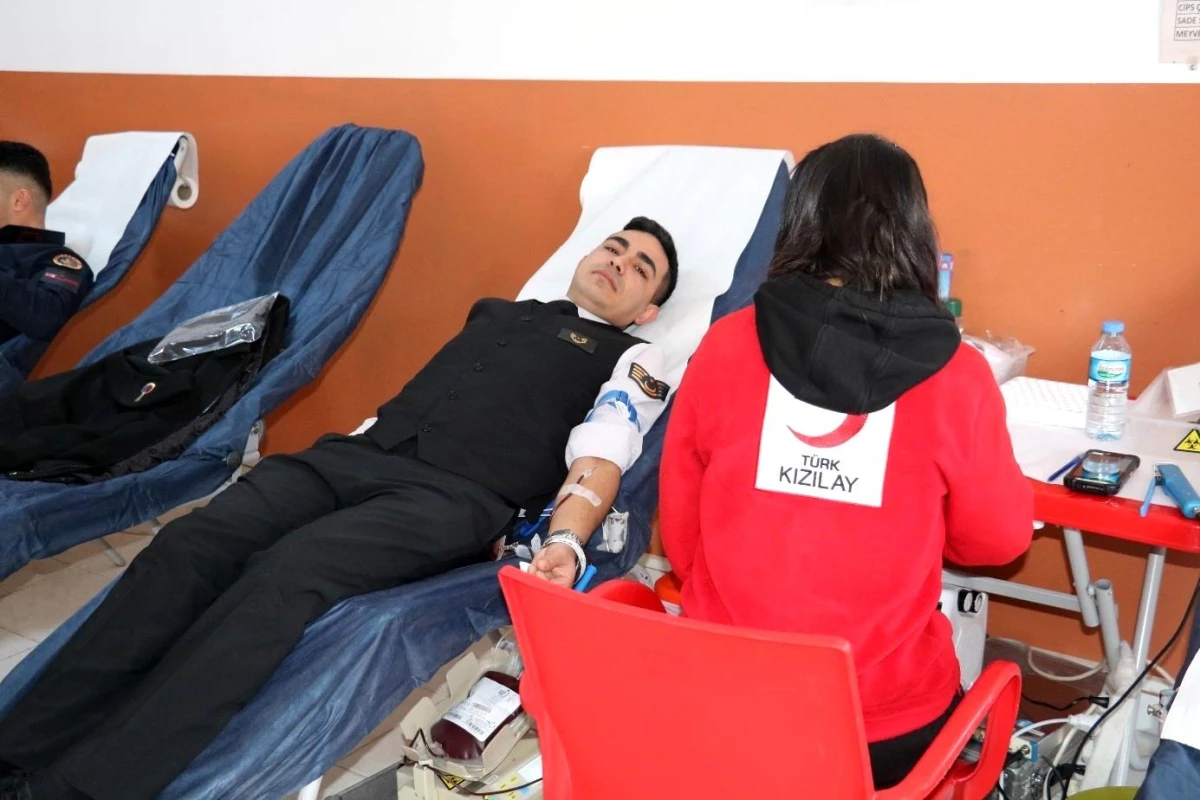 Kırklareli Jandarma Ekipleri Kızılay Kan Bağışı Kampanyasına Destek Verdi