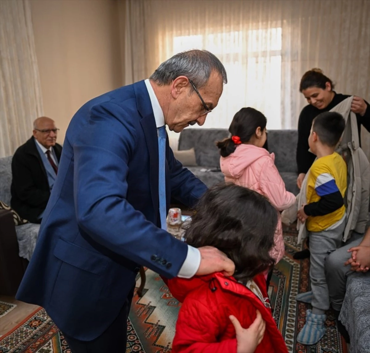 Kocaeli Valisi Seddar Yavuz ve eşi Miraç Kandili dolayısıyla ihtiyaç sahibi aileleri ziyaret etti