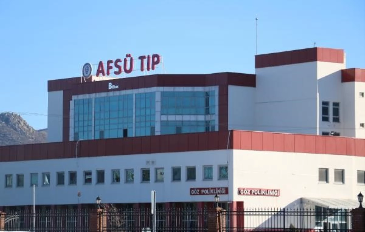 AFSÜ Hastanesi'nde doğuştan kulağında şekil bozukluğu nedeniyle ameliyat edilen çocuğun ailesi doktora suç duyurusunda bulundu