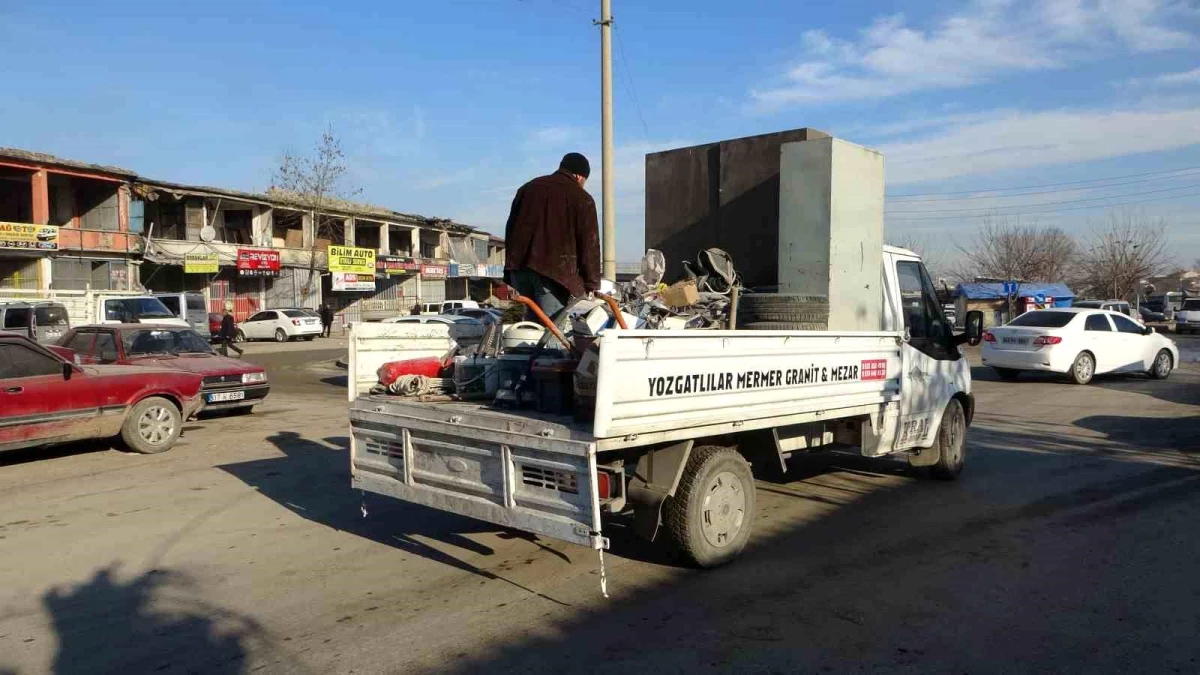 Malatya\'da Depremde Hasar Alan Sanayi Sitesinde Blok Çöktü