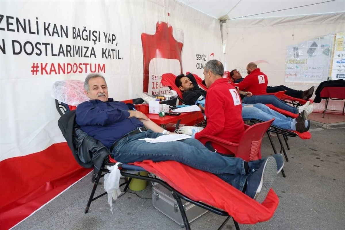 Mersin\'de Toroslar Belediyesi Çalışanlarından Türk Kızılaya Kan Bağışı
