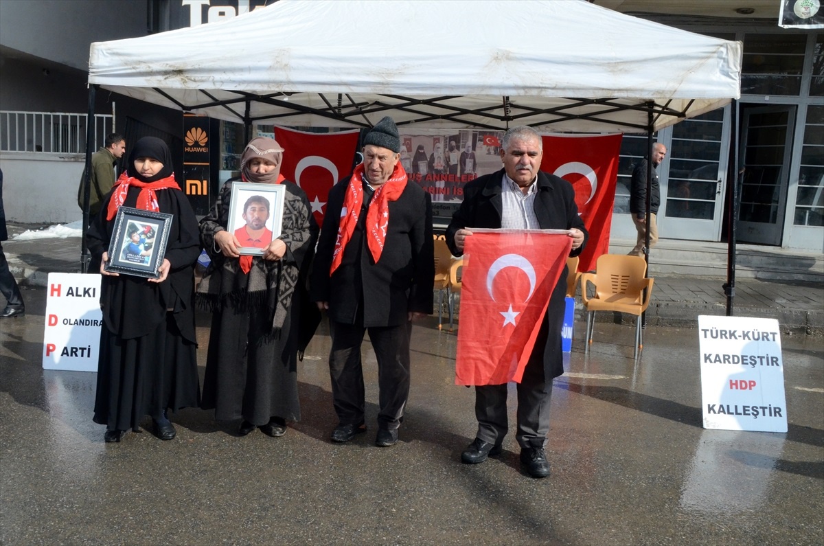 Muş\'ta HDP İl Başkanlığı önünde çocuklarını isteyen aileler eylem yaptı