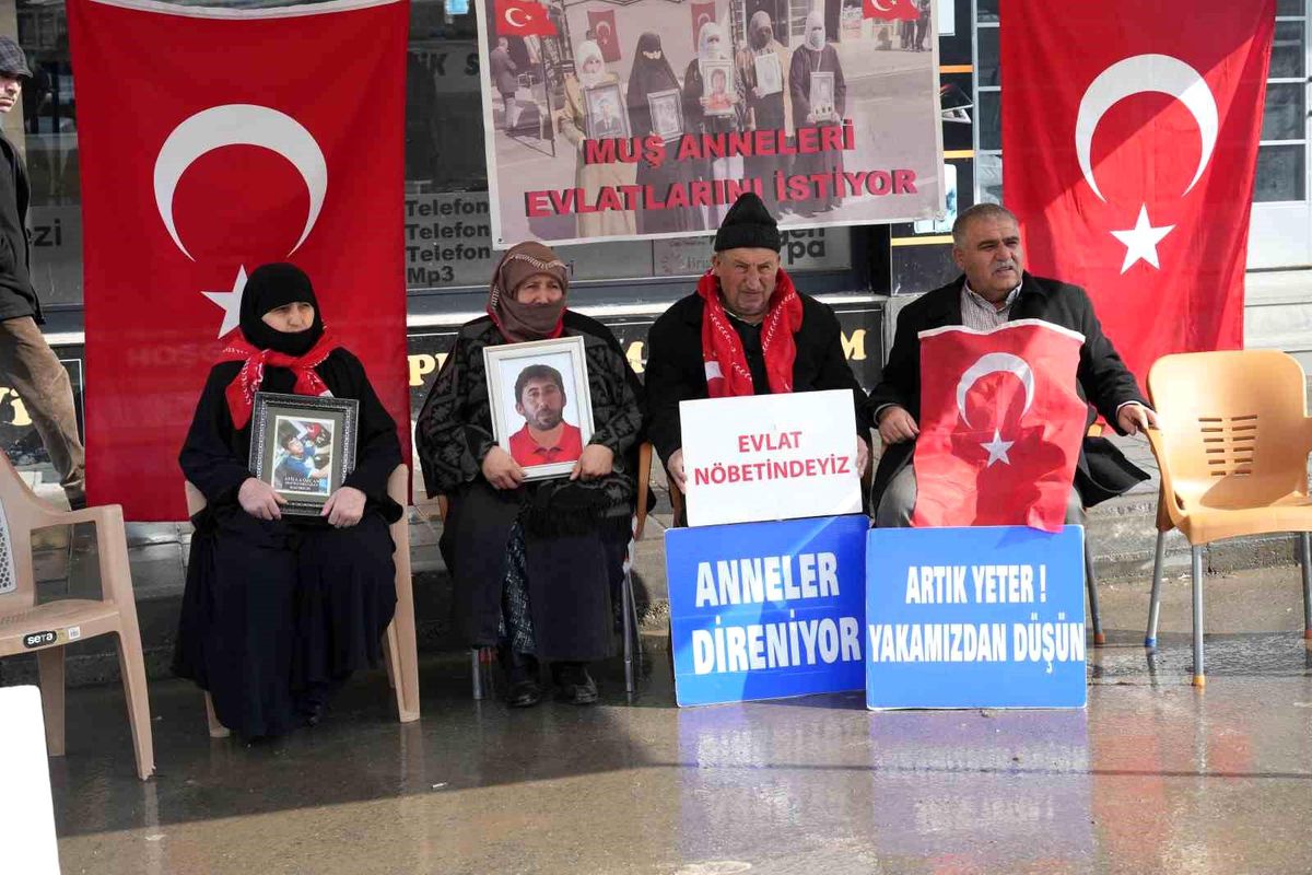 Muş\'ta Aileler HDP İl Başkanlığı Önünde Oturma Eylemini Sürdürdü