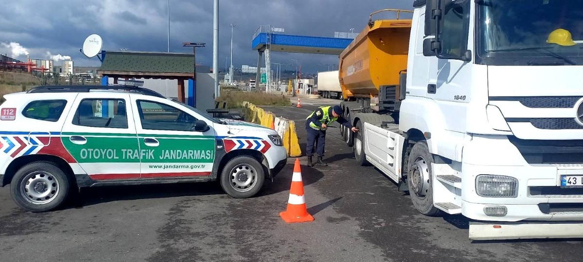 Kocaeli\'de Jandarma Ekipleri Tarafından Yapılan Trafik Çalışmaları