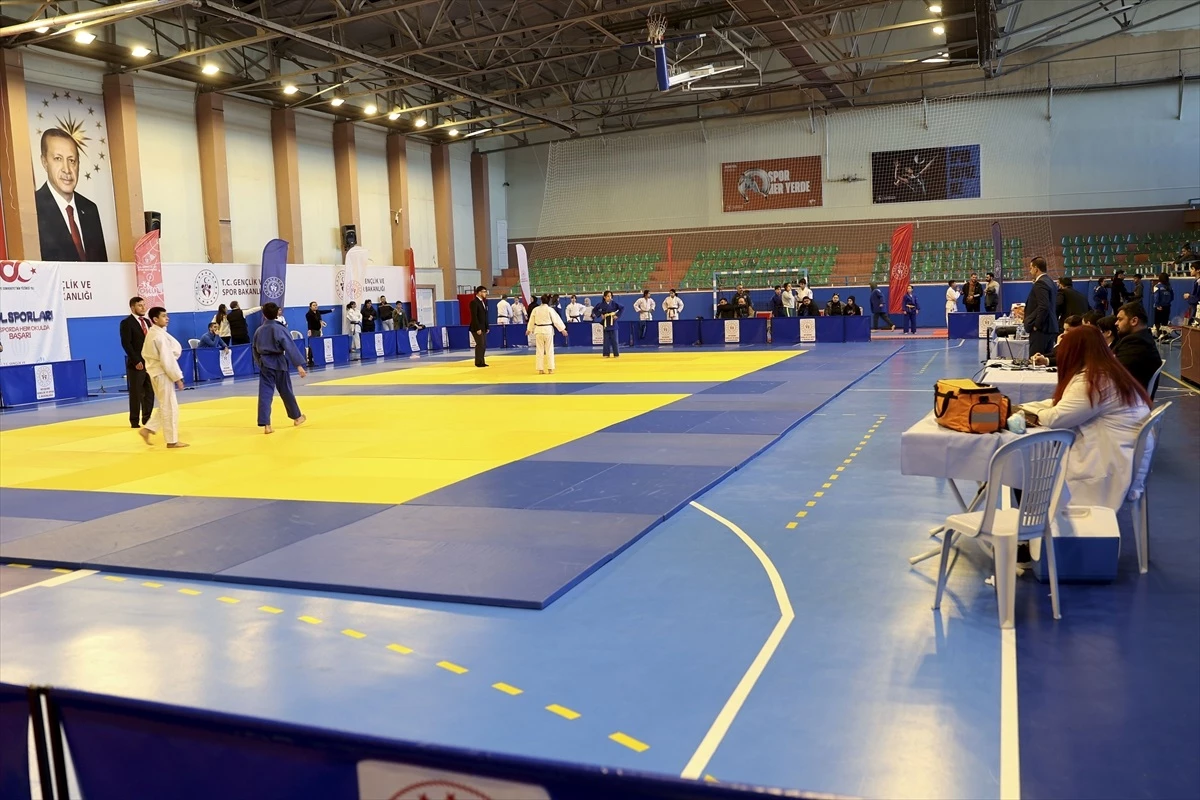 Nevşehir\'de Okul Sporları Yıldızlar Judo Grup Müsabakaları Başladı