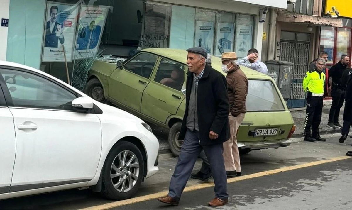 Aydın İncirliova\'da Otomobil Banka Şubesine Girdi