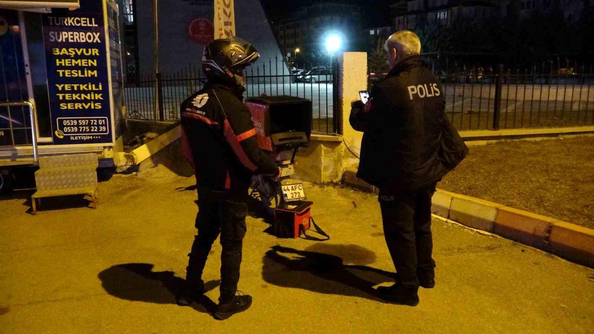 Malatya\'da otomobille çarpışarak yola savrulan motokurye yaralandı