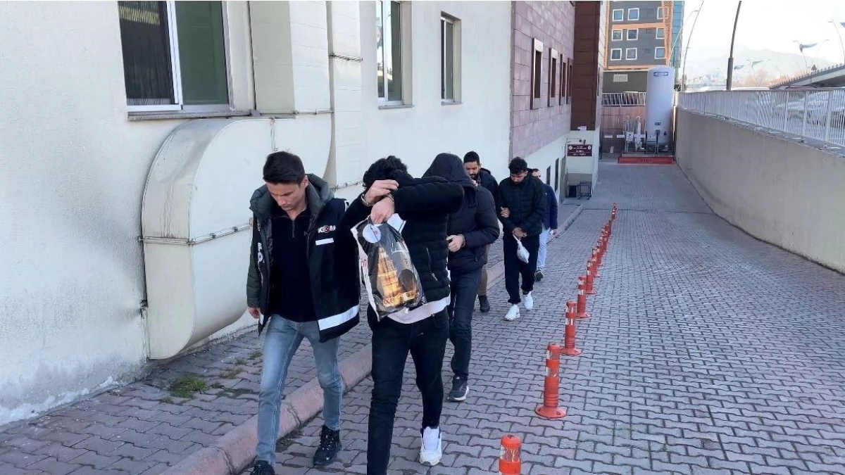 Kayseri\'de polis aracına çarpan ve pastaneyi kurşunlayan şahıslar yakalandı