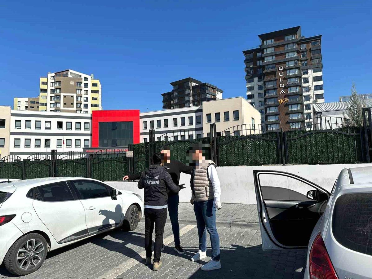 Kayseri\'de Okul Çevrelerinde Uyuşturucu Denetimi Yapıldı