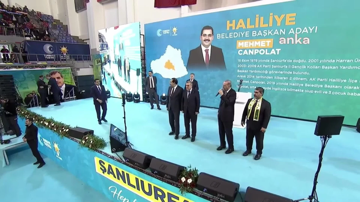 Şanlıurfa\'daki Aday Tanıtım Töreninde AKP\'li Başkanlar MHP İlçe Başkanını Aralarına Almadı ve Selamlamada Elini Tutmadı
