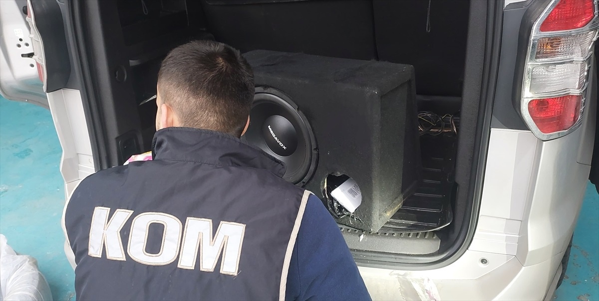 Siirt\'te Durdurulan Kamyonette Gizlenmiş 20 Cep Telefonu Ele Geçirildi