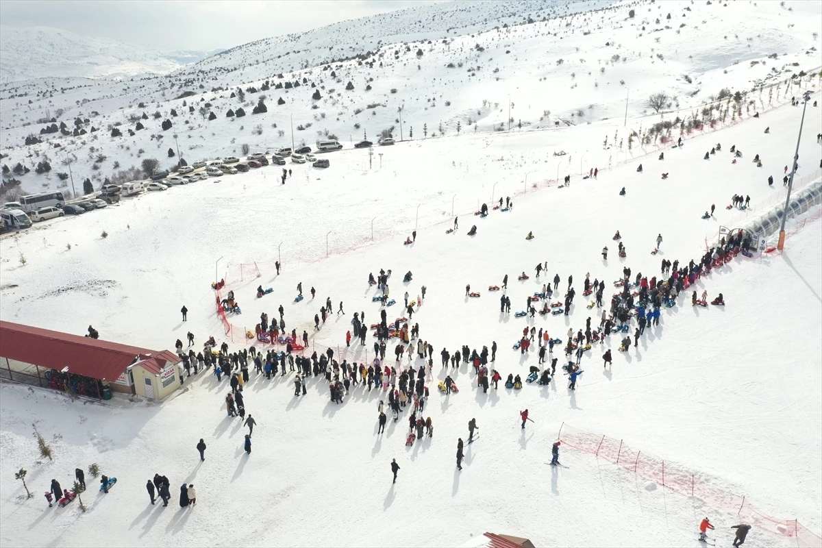 Sivas\'taki Yıldız Dağı Kış Sporları Turizm Merkezi\'nde 40 Bin Ziyaretçi Ağırlandı
