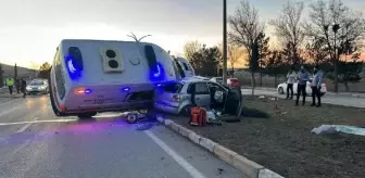 Sivas'ta Ambulans ile Otomobil Çarpıştı: 2'si Sağlık Personeli 3 Kişi Yaralandı