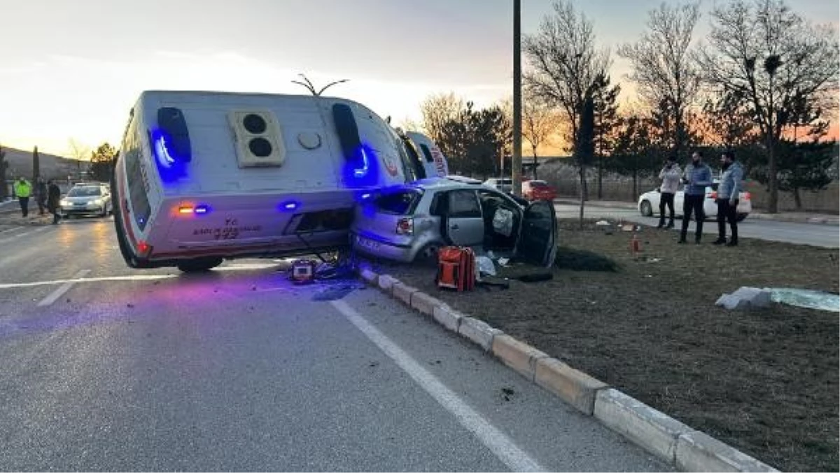 Sivas\'ta Ambulans ile Otomobil Çarpıştı: 2\'si Sağlık Personeli 3 Kişi Yaralandı