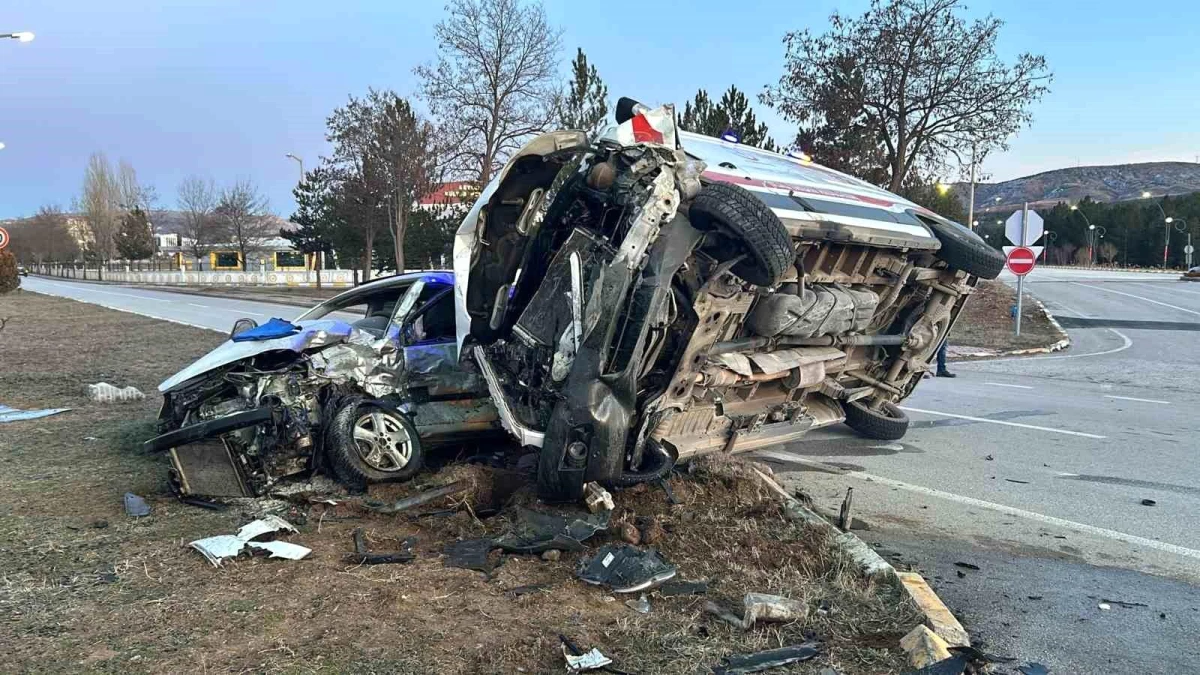 Sivas\'ta Ambulans ile Otomobil Çarpıştı: 2\'si Sağlık Çalışanı 3 Kişi Yaralandı