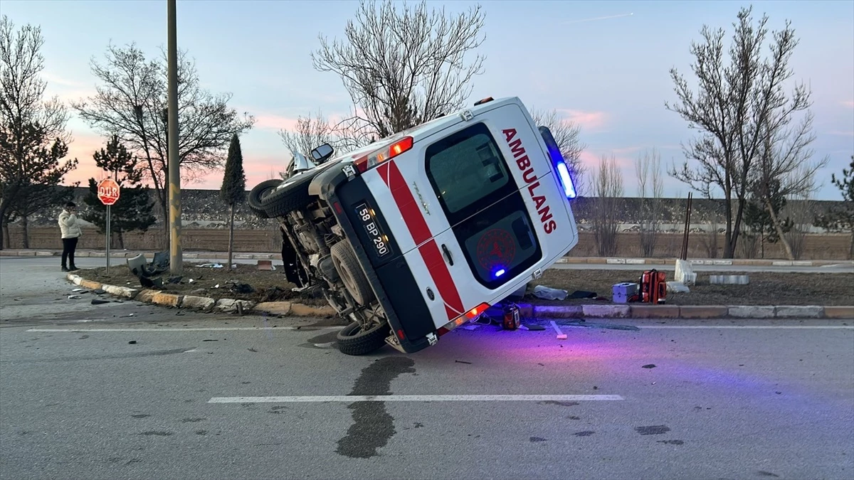 Sivas\'ta Ambulans ile Otomobil Çarpışması: 3 Yaralı