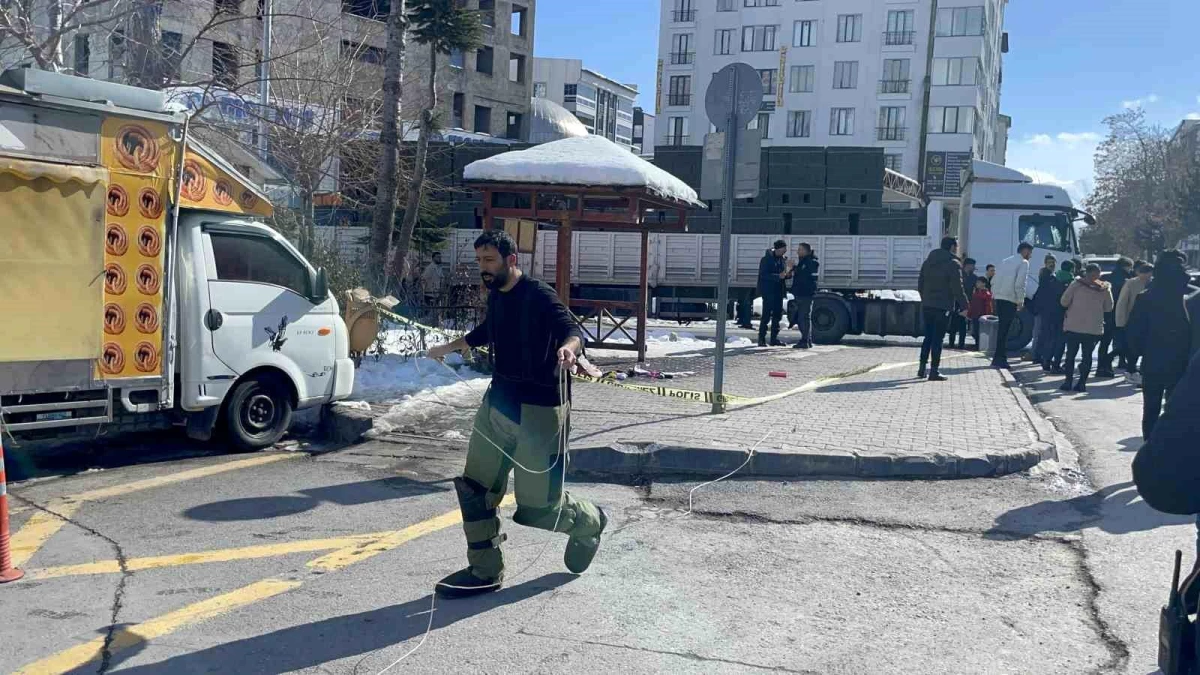 Bitlis\'te minibüs durağında unutulan şüpheli çanta paniğe neden oldu