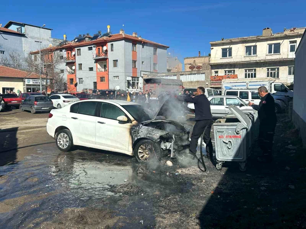 Kayseri\'nin Tomarza ilçesinde park halindeyken alev alan otomobil itfaiye ekipleri tarafından söndürüldü