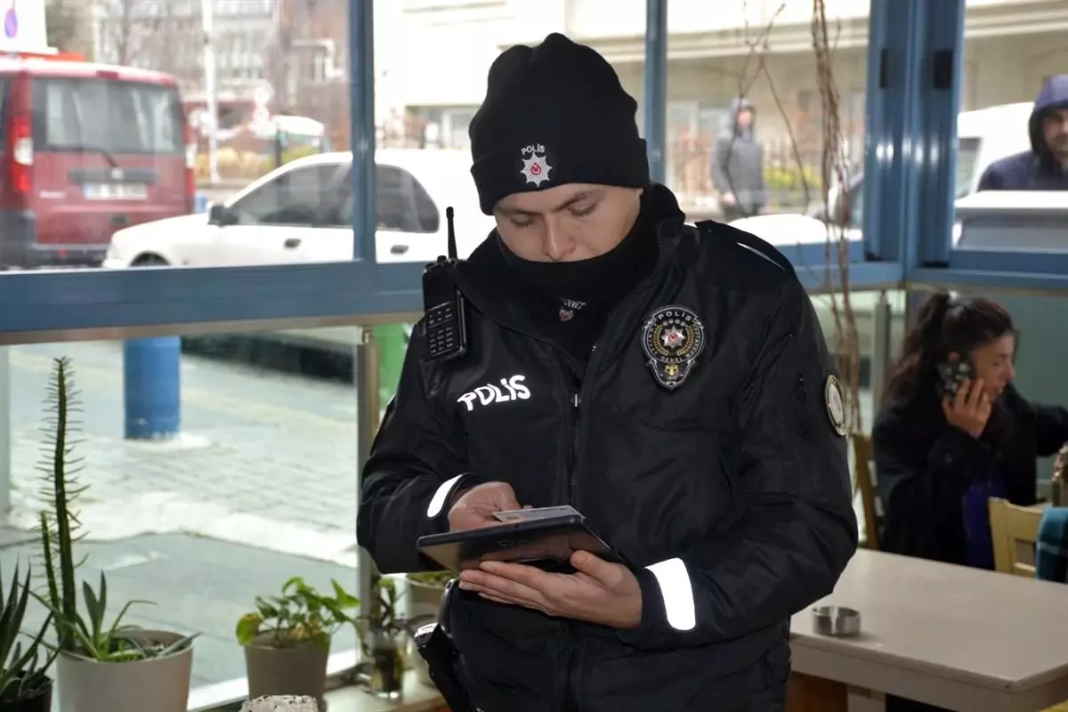 Emniyet Genel Müdürlüğü, 'Güvenli Eğitim Uygulaması'nda 915 Aranan Şahsı Yakaladı