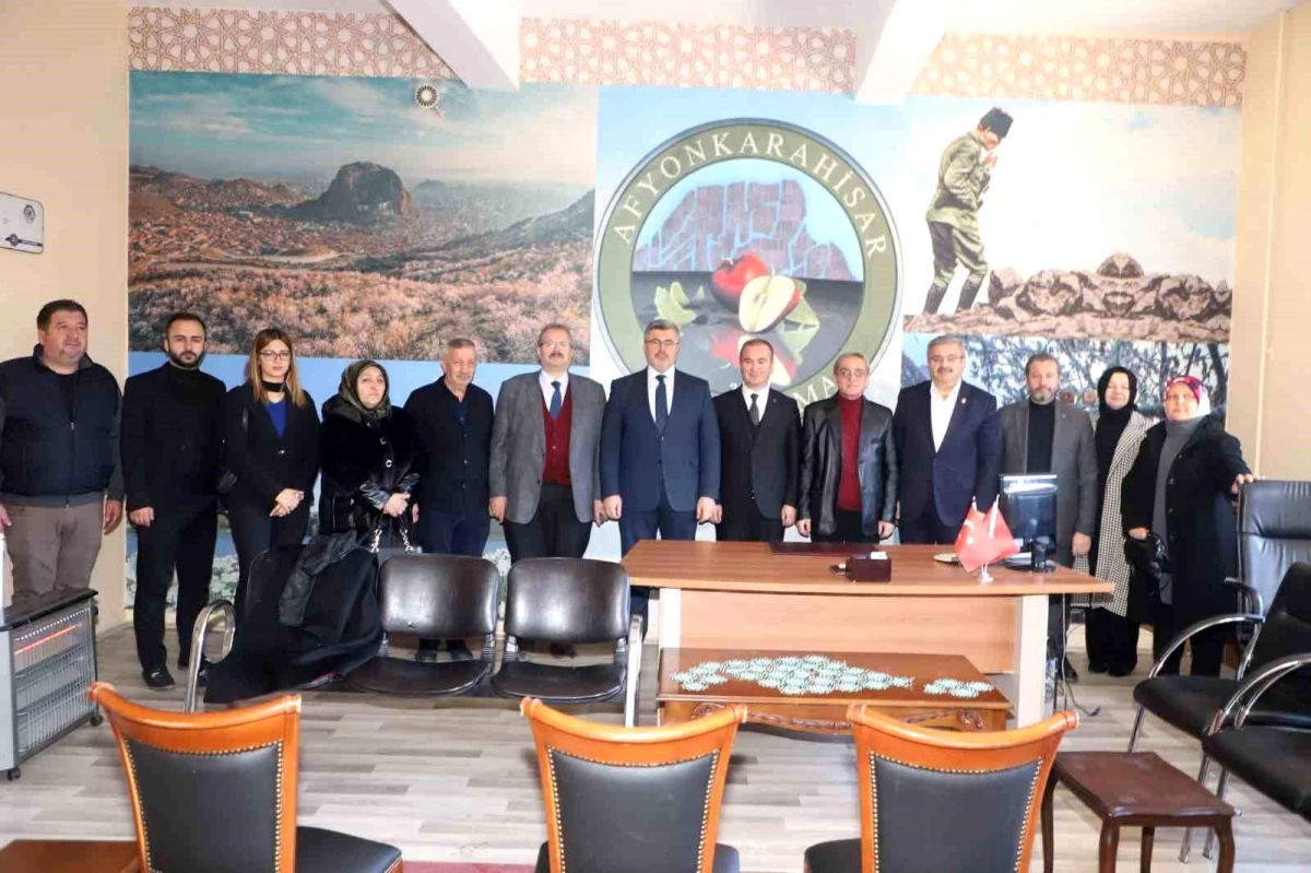 AK Parti Afyonkarahisar Belediye Başkan Adayı Hüseyin Ceylan Uluçay, Yarım Elma Derneği\'ni ziyaret etti