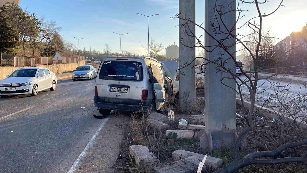 Eskişehir\'de Üst Geçide Çarpan Araçta 2 Kişi Yaralandı