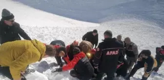 Erzurum'da çığ düşen iş makinesi 80 metrelik uçuruma sürüklendi