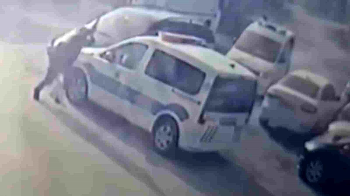 Edirne\'de Polislerin Kaçmaya Çalışan Araçla Çarpışması Sonucu Yaralanan 2 Polis