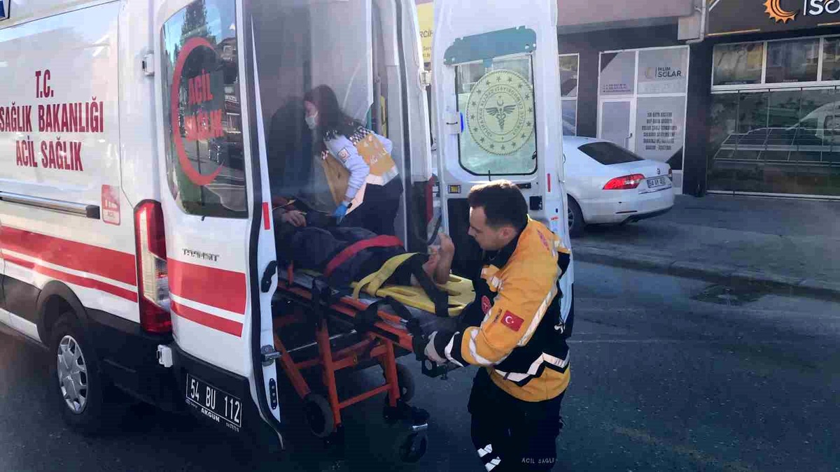 Adapazarı\'nda Yolun Karşısına Geçmeye Çalışan Kadın Hafif Ticari Araç Tarafından Çarptı