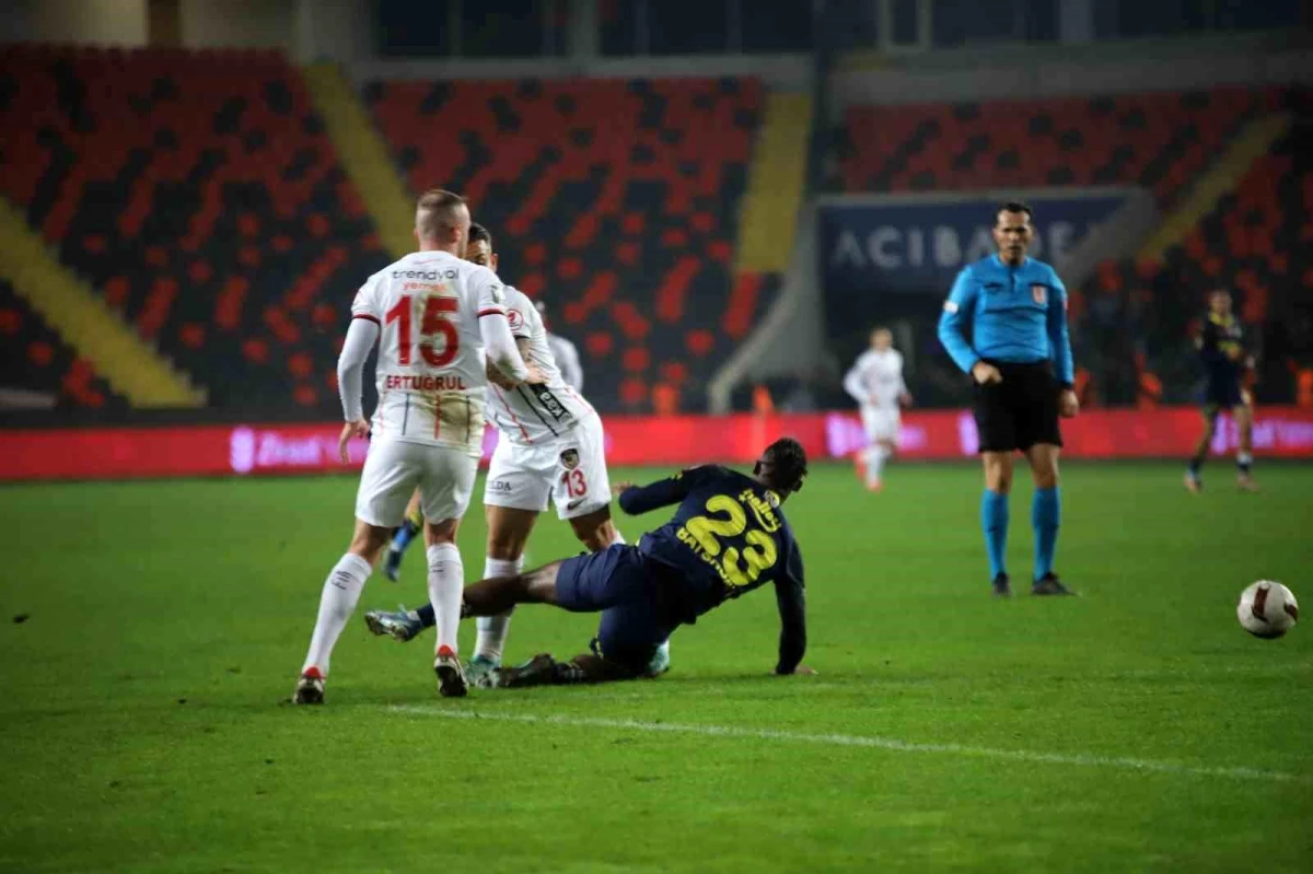 Fenerbahçe, Gaziantep FK\'yı 2-0 mağlup ederek çeyrek finale yükseldi