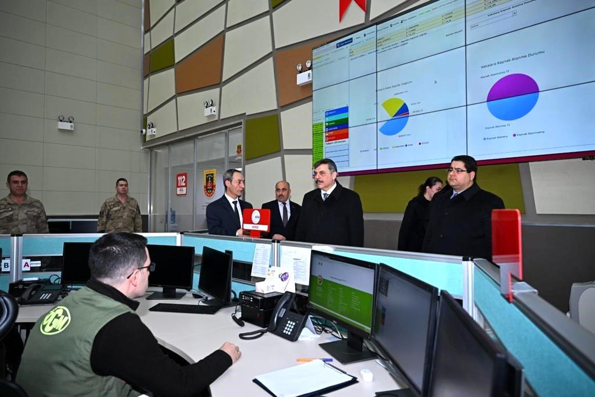 Erzurum Valisi Mustafa Çiftçi, 112 Acil Çağrı Merkez Müdürlüğünde incelemelerde bulundu