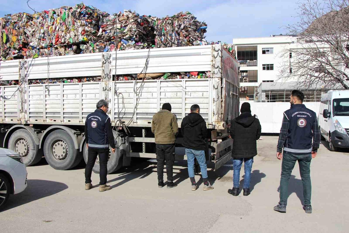 Amasya\'da kaçak göçmenlerin saklandığı çöp yüklü tırın sürücüsü tutuklandı