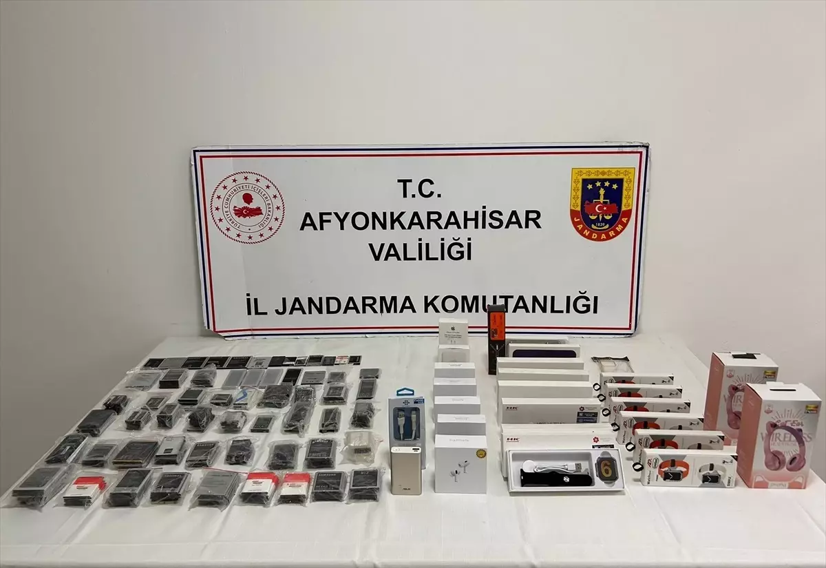 Afyonkarahisar\'da kaçak elektronik ürün ele geçirilen sürücüye adli işlem uygulandı