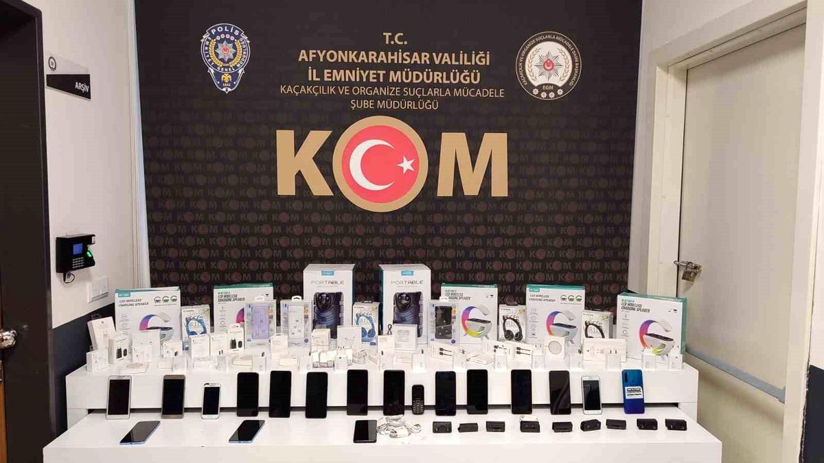 Afyonkarahisar\'da Kaçak Cep Telefonu Operasyonu: 17 Cep Telefonu Ele Geçirildi