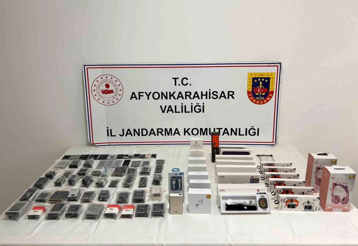 Afyonkarahisar\'da yapılan aramada kaçak telefon ve elektronik eşya ele geçirildi