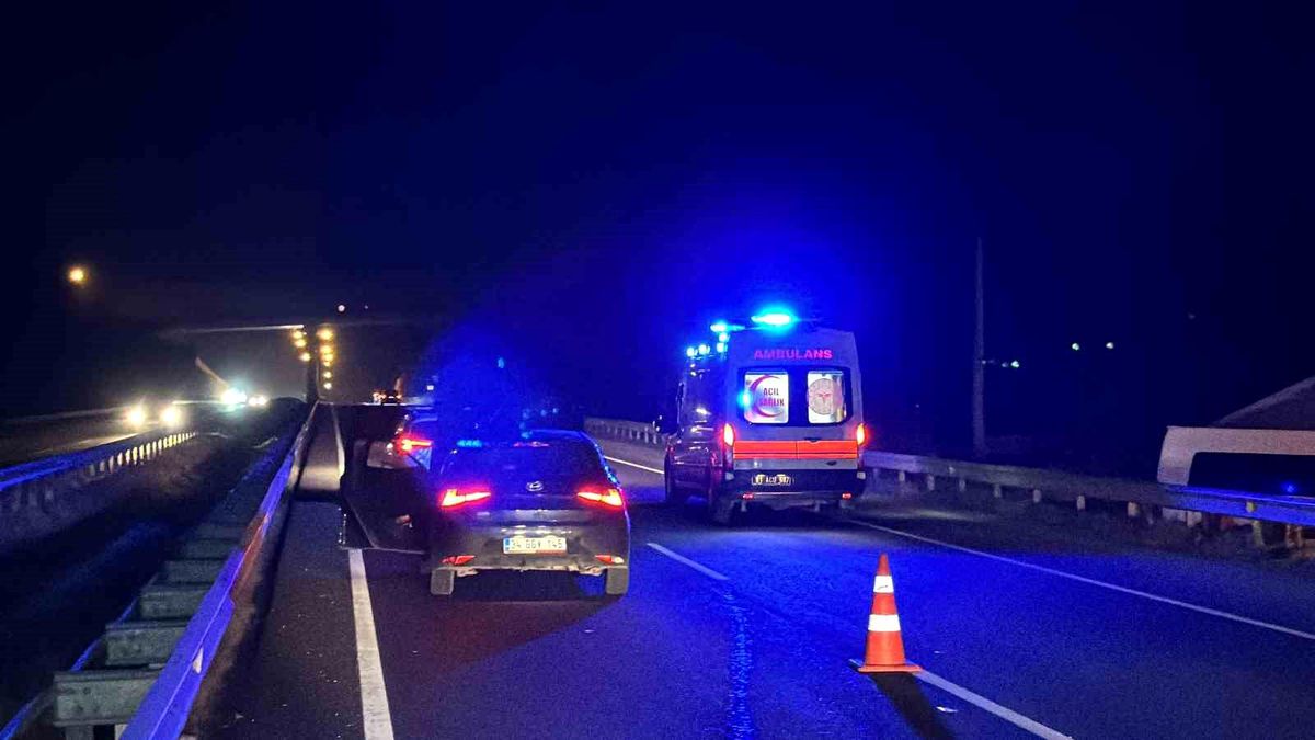 Düzce\'de Otomobil Yayaya Çarptı, Yaralı İçin Kalp Masajı Yapıldı