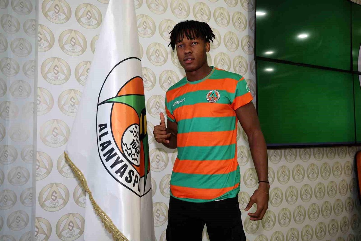 Corendon Alanyaspor, Daniel Kehinde Akinlosotu ile profesyonel sözleşme imzaladı