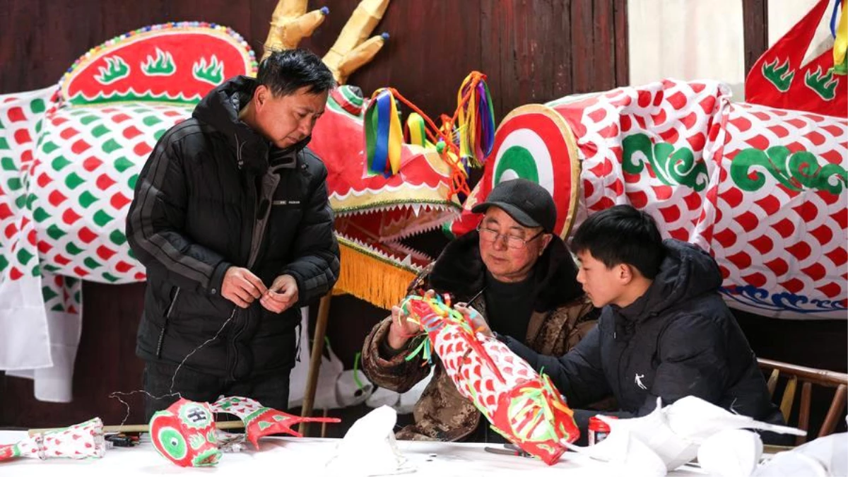 Çin\'in Huangshan şehrinde balık şeklinde fenerlerle Çin Yeni Yılı kutlamaları