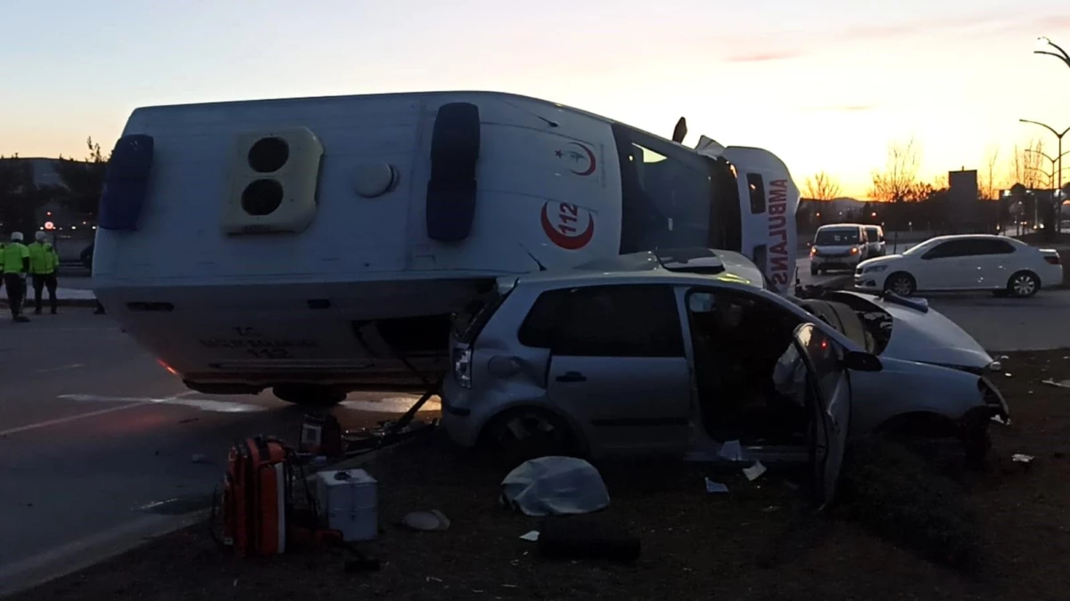 Sivas\'ta ambulans ile otomobil çarpışması: 3 yaralı