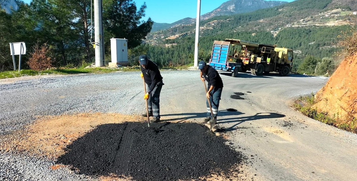 Antalya Büyükşehir Belediyesi Alanya\'nın kırsal mahalle yollarında kış bakım çalışmalarına devam ediyor