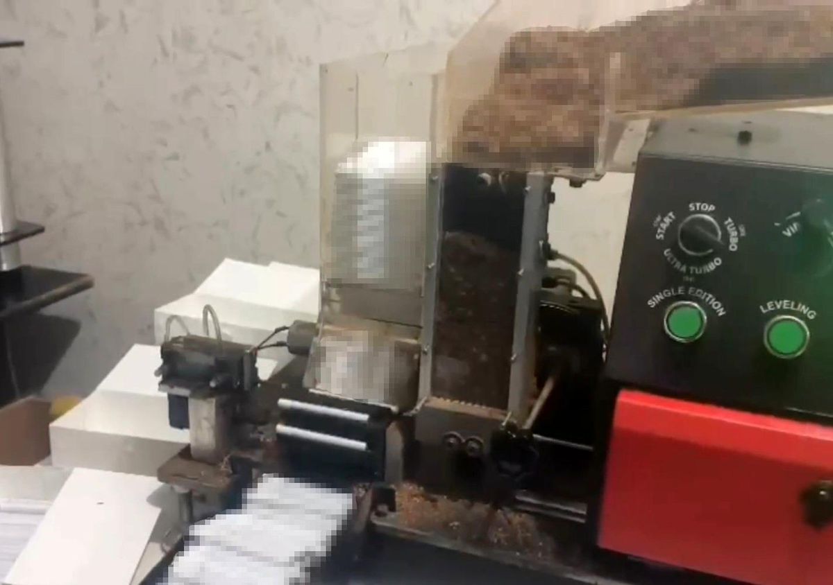 Antalya\'da Kaçak Sigara İmalathanesine Operasyon: 335 Bin Makaron ve 75 Kilo Tütün Ele Geçirildi