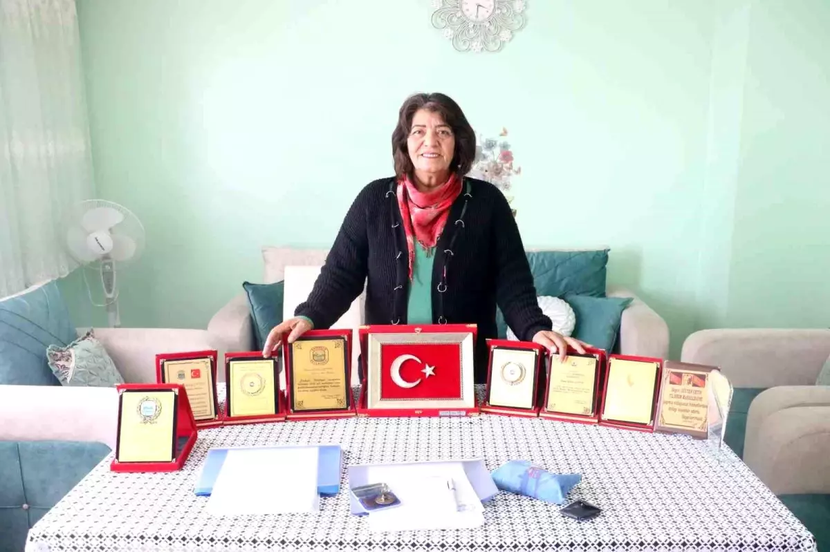 Sivas\'ın Şarkışla ilçesinde 25 yıl önce arkadaşlarının hazırladığı pankartla muhtar adayı olan Gülten Çetin, tekrar muhtarlığa aday oldu