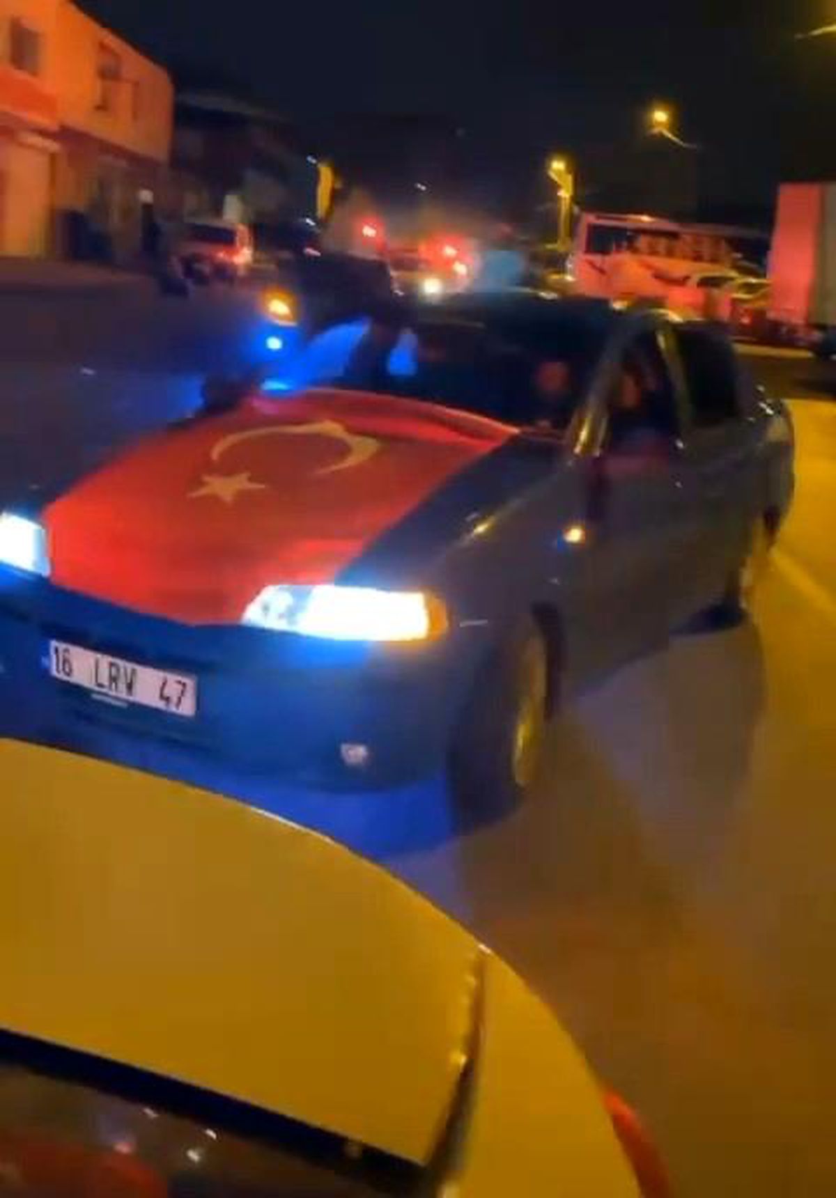 Bursa\'da Arkadaşının Askerlik Eğlencesine Katılan Sürücü Drift Atarak Kilometrelerce İlerledi