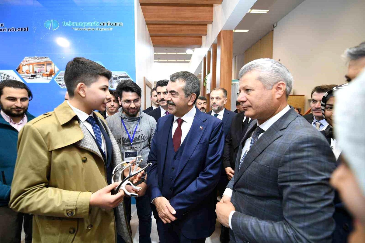 Milli Eğitim Bakanı Yusuf Tekin, Verimlilik ve Teknoloji Fuarı\'nı Ziyaret Etti